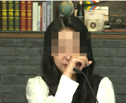 정유라씨가 지난 27일 유튜브 '가로세로연구소'에 출연해 박근혜 전 대통령을 향해 "죄송하다"라며 눈물을 흘렸다. <가로세로연구소 유튜브 방송장면 캡처>